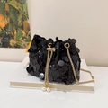 Sac seau à paillettes noires avec chaîne dorée et détails de perles de serrage - Noir