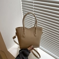 Bolso bucket caqui minimalista con relieve FASHION y asa redonda en cuero mate - Caqui