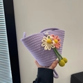 Borsa a mano in paglia intrecciata viola con margherite decorative e chiusura con perla - Viola
