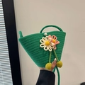 Borsa a secchiello in paglia intrecciata verde con fiori e fibbia di perle - Verde