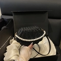Elegante borsa nera a forma di conchiglia con pelle effetto serpente e dettagli di perle - Nero