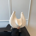 Bolso de hombro media luna minimalista en cuero granulado beige con diseño elegante - Blanco