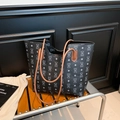 Sac fourre-tout noir avec motif d'ours et lanières brunes sur une chaise pliante - Noir