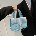 Elegante hellblaue Handtasche aus Leder und Stoff mit goldenem Drehverschluss - Blau