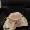 Borsa a tracolla rosa a forma di conchiglia con trama serpente e manico di perle - Rosa
