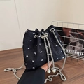 Borsa a secchiello nera con coulisse, fiocchi bianchi e ciondoli di perle su catena argento - Nero