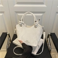 Elegante borsa a secchiello bianca in tessuto stropicciato con manico a nodo e tracolla - Bianco