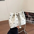 Borsa a secchiello crema con ricamo farfalla e dettagli di perle sulla tracolla a catena - Bianco Sporco