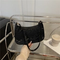 Borsa sottobraccio nera minimalista da donna con stampa serpente e fibbia dorata - Nero