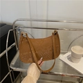 Elegante borsa sottobraccio da donna marrone testurizzata serpente con fibbie in metallo oro - Marrone