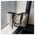 Dettaglio della borsa tote bianca con stampa graffiti nera e motivi di orsi e stelle - senza ciondolo / Nero