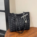 Bolso tote plisado negro con patrón de lazos blancos y colgante de perlas mariposa - Con Colgante / Negro