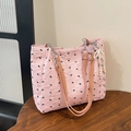 Bolso tote rosa con lazos negros, correas de cuero y cadena con colgante de perlas - Con Colgante / Rosa