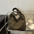 Grande borsa tote in tela con stampa leopardata retrò e ampia tracolla integrata - Marrone
