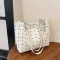 Bolso tote beige con acolchado plisado, estampados de lazos negros y colgante perla - Con Colgante / Beige