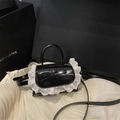 Retro-Mini-Tasche aus schwarzem Kunstleder mit weißer Spitze und Schleife - Schwarz