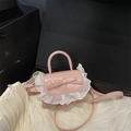 Rosa Mini-Umhängetasche mit Schleifen-Dekor und weißer Spitzenverzierung - Rosa
