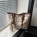 Sac fourre-tout crème avec imprimés griffonnages marron et breloque lapin, grand sac épaule - Avec Pendentif / Marron