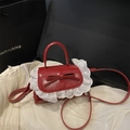 Mini borsa quadrata in pelle verniciata rossa con pizzo bianco e fiocco - Rosso