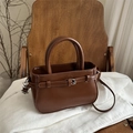 Sac à bandoulière carré marron foncé rétro en similicuir avec boucle argentée - Beige