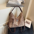 Bolso tote vintage marrón desgastado con logo metálico y correas de cuero - Marrón