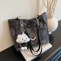 Bolso tote acolchado gris oscuro con cadena de perlas y colgante de nube - Con Colgante / Negro