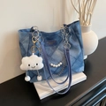 Bolso tote acolchado azul con cadena plateada y colgante de peluche sobre libros - Con Colgante / Azul