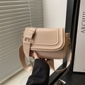 Borsa a sella in pelle beige opaca con tripla goffratura e ampia tracolla in tessuto - Cachi