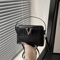 Elegante borsa nera a mano motivo coccodrillo con fibbia a V argento e tracolla - Nero