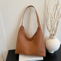 Bolso hobo trenzado en color caramelo con correa ancha para un estilo otoñal - Marrón
