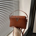 Borsa marrone con motivo coccodrillo, logo V in argento e manico superiore - Marrone