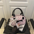 Borsa a tracolla plissettata rosa con fiori e ciondolo fiocco in pizzo e perle - Con Ciondolo / Rosa