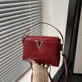 Borsa a secchiello bordeaux motivo coccodrillo con fibbia a V argento e tracolla - Rosso