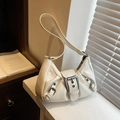 Weiße Hobo-Tasche im Vintage-Stil mit Falten-Design und dekorativen Metallschnallen - Gebrochenes Weiß