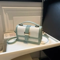Bolso de hombro chic verde menta y blanco con textura geométrica y hebilla dorada - Verde