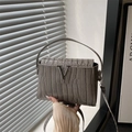 Bolso tipo cubo gris efecto cocodrilo con logo V plateado y bandolera ajustable - Gris