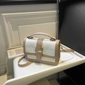 Bolso bandolera blanco y caqui con relieve triangular y hebilla metálica dorada - Caqui