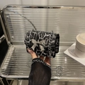 Chique zwart-wit luipaardprint tas met zilveren metalen strik en fijne schakelketting - Zwart