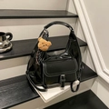 Sac cabas noir brillant vintage avec surpiqûres blanches et pendentif ours - Avec Pendentif / Noir