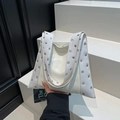 Bolso tote beige minimalista con detalles de ojales dorados y acabado de cuero mate - Blanco