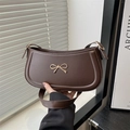 Bolso baguette marrón oscuro en cuero sintético con un elegante detalle de lazo dorado - Marrón