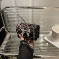 Mini crossbodytas met luipaardprint, zilveren strikgesp en metalen kettingriem - Donkerbruin