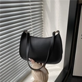 Bolso de hombro media luna negro minimalista en cuero mate con anillos de metal dorado - Negro