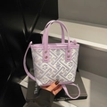 Borsa a secchiello viola lavanda ricamata con motivi geometrici e tracolla in pelle - Viola