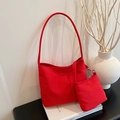 Conjunto de bolso tipo cubo en nylon rojo brillante con letras en relieve - Rojo
