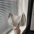 Bolso de hombro blanco minimalista en cuero sintético con diseño curvo y herrajes dorados - Blanco
