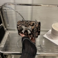 Mini crossbodytas met luipaardprint, zilveren striksluiting en metalen ketting - Tan