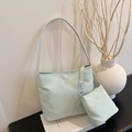 Bolso de hombro chic verde menta en nailon con mini pochette y letras bordadas - Azul