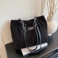 Bolso tote de pana negra a la moda con correa de cadena metálica y parche con logotipo - Negro