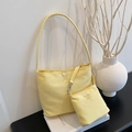 Bolso de hombro de nailon amarillo claro con bordado y pequeño bolso cuadrado adicional - Amarillo